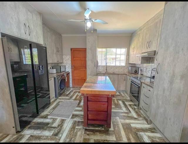 3 BEDROOM TOWNHOUSE FOR SALE IN SASOLBURG EXT 11